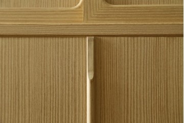 中古　美品!!　上手物　瀧上昭治作　伝統的工芸品　桐材　五三桐紋の金具が格式を添える着物箪笥　定価約180万円　(R-074562)
