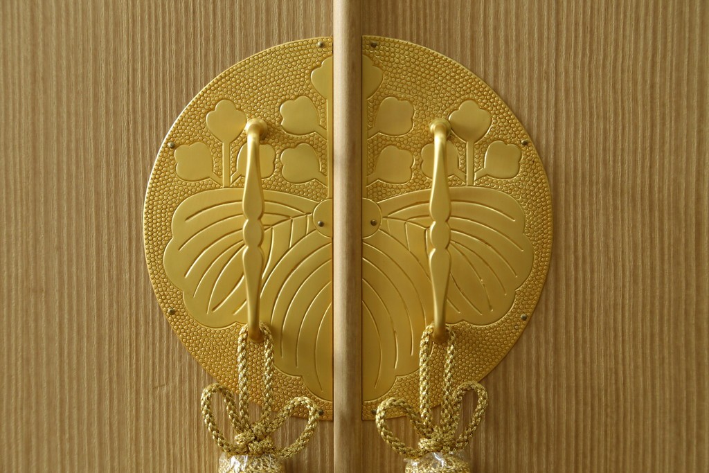 中古　美品!!　上手物　瀧上昭治作　伝統的工芸品　桐材　五三桐紋の金具が格式を添える着物箪笥　定価約180万円　(R-074562)