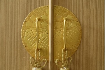 中古　美品!!　上手物　瀧上昭治作　伝統的工芸品　桐材　五三桐紋の金具が格式を添える着物箪笥　定価約180万円　(R-074562)