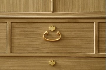 中古　美品!!　上手物　瀧上昭治作　伝統的工芸品　桐材　五三桐紋の金具が格式を添える着物箪笥　定価約180万円　(R-074562)