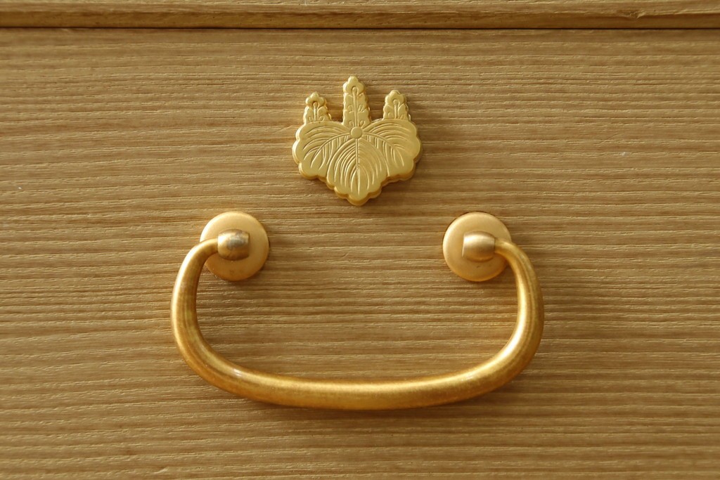 中古　美品!!　上手物　瀧上昭治作　伝統的工芸品　桐材　五三桐紋の金具が格式を添える着物箪笥　定価約180万円　(R-074562)