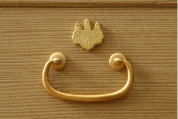 中古　美品!!　上手物　瀧上昭治作　伝統的工芸品　桐材　五三桐紋の金具が格式を添える着物箪笥　定価約180万円　(R-074562)