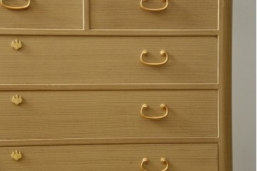 中古　美品!!　上手物　瀧上昭治作　伝統的工芸品　桐材　五三桐紋の金具が格式を添える着物箪笥　定価約180万円　(R-074562)