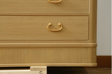 中古　美品!!　上手物　瀧上昭治作　伝統的工芸品　桐材　五三桐紋の金具が格式を添える着物箪笥　定価約180万円　(R-074562)
