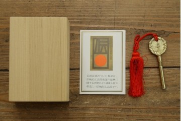 中古　美品!!　上手物　瀧上昭治作　伝統的工芸品　桐材　五三桐紋の金具が格式を添える着物箪笥　定価約180万円　(R-074562)