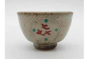 重要無形文化財　人間国宝　島岡達三　縄文象嵌　赤絵　縁起の良い絵付けが印象的なぐい呑(酒器、ぐい呑み、和食器、共箱付き)(R-074569)