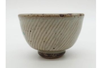 重要無形文化財　人間国宝　島岡達三　縄文象嵌　赤絵　縁起の良い絵付けが印象的なぐい呑(酒器、ぐい呑み、和食器、共箱付き)(R-074569)