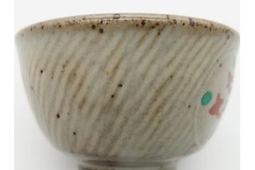重要無形文化財　人間国宝　島岡達三　縄文象嵌　赤絵　縁起の良い絵付けが印象的なぐい呑(酒器、ぐい呑み、和食器、共箱付き)(R-074569)