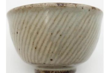 重要無形文化財　人間国宝　島岡達三　縄文象嵌　赤絵　縁起の良い絵付けが印象的なぐい呑(酒器、ぐい呑み、和食器、共箱付き)(R-074569)