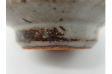 重要無形文化財　人間国宝　島岡達三　縄文象嵌　赤絵　縁起の良い絵付けが印象的なぐい呑(酒器、ぐい呑み、和食器、共箱付き)(R-074569)