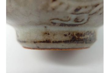 重要無形文化財　人間国宝　島岡達三　縄文象嵌　赤絵　縁起の良い絵付けが印象的なぐい呑(酒器、ぐい呑み、和食器、共箱付き)(R-074569)