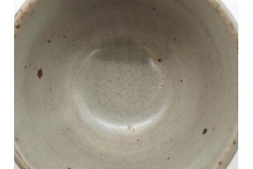 重要無形文化財　人間国宝　島岡達三　縄文象嵌　赤絵　縁起の良い絵付けが印象的なぐい呑(酒器、ぐい呑み、和食器、共箱付き)(R-074569)