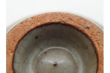 重要無形文化財　人間国宝　島岡達三　縄文象嵌　赤絵　縁起の良い絵付けが印象的なぐい呑(酒器、ぐい呑み、和食器、共箱付き)(R-074569)