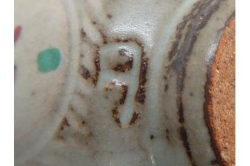 重要無形文化財　人間国宝　島岡達三　縄文象嵌　赤絵　縁起の良い絵付けが印象的なぐい呑(酒器、ぐい呑み、和食器、共箱付き)(R-074569)