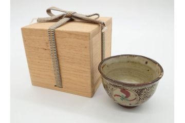 重要無形文化財　人間国宝　島岡達三　象嵌　赤絵　草花文　和の雰囲気を高めるぐい呑(酒器、ぐい呑み、和食器、共箱付き)(R-074570)