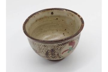 重要無形文化財　人間国宝　島岡達三　象嵌　赤絵　草花文　和の雰囲気を高めるぐい呑(酒器、ぐい呑み、和食器、共箱付き)(R-074570)