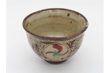 重要無形文化財　人間国宝　島岡達三　象嵌　赤絵　草花文　和の雰囲気を高めるぐい呑(酒器、ぐい呑み、和食器、共箱付き)(R-074570)