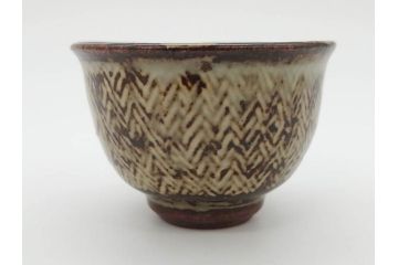 重要無形文化財　人間国宝　島岡達三　象嵌　赤絵　草花文　和の雰囲気を高めるぐい呑(酒器、ぐい呑み、和食器、共箱付き)(R-074570)