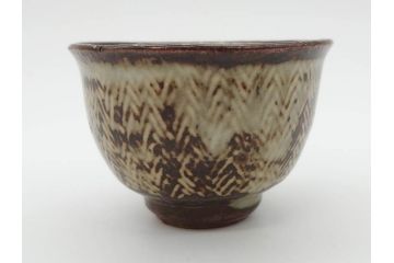 重要無形文化財　人間国宝　島岡達三　象嵌　赤絵　草花文　和の雰囲気を高めるぐい呑(酒器、ぐい呑み、和食器、共箱付き)(R-074570)