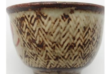 重要無形文化財　人間国宝　島岡達三　象嵌　赤絵　草花文　和の雰囲気を高めるぐい呑(酒器、ぐい呑み、和食器、共箱付き)(R-074570)