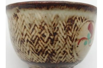 重要無形文化財　人間国宝　島岡達三　象嵌　赤絵　草花文　和の雰囲気を高めるぐい呑(酒器、ぐい呑み、和食器、共箱付き)(R-074570)