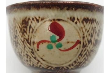 重要無形文化財　人間国宝　島岡達三　象嵌　赤絵　草花文　和の雰囲気を高めるぐい呑(酒器、ぐい呑み、和食器、共箱付き)(R-074570)