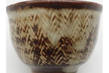 重要無形文化財　人間国宝　島岡達三　象嵌　赤絵　草花文　和の雰囲気を高めるぐい呑(酒器、ぐい呑み、和食器、共箱付き)(R-074570)