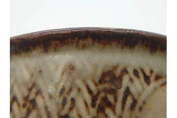 重要無形文化財　人間国宝　島岡達三　象嵌　赤絵　草花文　和の雰囲気を高めるぐい呑(酒器、ぐい呑み、和食器、共箱付き)(R-074570)