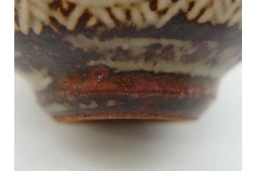 重要無形文化財　人間国宝　島岡達三　象嵌　赤絵　草花文　和の雰囲気を高めるぐい呑(酒器、ぐい呑み、和食器、共箱付き)(R-074570)