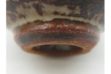 重要無形文化財　人間国宝　島岡達三　象嵌　赤絵　草花文　和の雰囲気を高めるぐい呑(酒器、ぐい呑み、和食器、共箱付き)(R-074570)