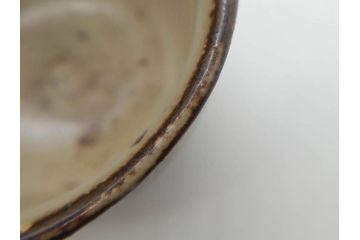 重要無形文化財　人間国宝　島岡達三　象嵌　赤絵　草花文　和の雰囲気を高めるぐい呑(酒器、ぐい呑み、和食器、共箱付き)(R-074570)