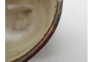 重要無形文化財　人間国宝　島岡達三　象嵌　赤絵　草花文　和の雰囲気を高めるぐい呑(酒器、ぐい呑み、和食器、共箱付き)(R-074570)