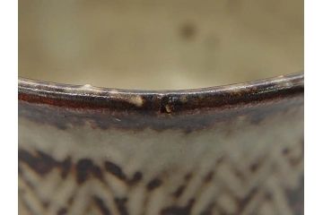 重要無形文化財　人間国宝　島岡達三　象嵌　赤絵　草花文　和の雰囲気を高めるぐい呑(酒器、ぐい呑み、和食器、共箱付き)(R-074570)