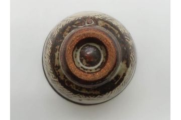 重要無形文化財　人間国宝　島岡達三　象嵌　赤絵　草花文　和の雰囲気を高めるぐい呑(酒器、ぐい呑み、和食器、共箱付き)(R-074570)