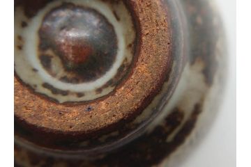 重要無形文化財　人間国宝　島岡達三　象嵌　赤絵　草花文　和の雰囲気を高めるぐい呑(酒器、ぐい呑み、和食器、共箱付き)(R-074570)