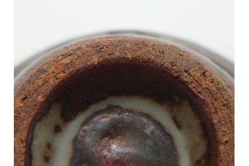 重要無形文化財　人間国宝　島岡達三　象嵌　赤絵　草花文　和の雰囲気を高めるぐい呑(酒器、ぐい呑み、和食器、共箱付き)(R-074570)