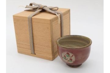 重要無形文化財　人間国宝　島岡達三　辰砂釉　赤絵　草花文　深みのある色合いが素敵なぐい呑(酒器、ぐい呑み、和食器、共箱付き)(R-074571)