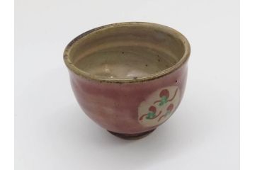重要無形文化財　人間国宝　島岡達三　辰砂釉　赤絵　草花文　深みのある色合いが素敵なぐい呑(酒器、ぐい呑み、和食器、共箱付き)(R-074571)