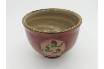 重要無形文化財　人間国宝　島岡達三　辰砂釉　赤絵　草花文　深みのある色合いが素敵なぐい呑(酒器、ぐい呑み、和食器、共箱付き)(R-074571)