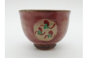 重要無形文化財　人間国宝　島岡達三　辰砂釉　赤絵　草花文　深みのある色合いが素敵なぐい呑(酒器、ぐい呑み、和食器、共箱付き)(R-074571)