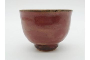 重要無形文化財　人間国宝　島岡達三　辰砂釉　赤絵　草花文　深みのある色合いが素敵なぐい呑(酒器、ぐい呑み、和食器、共箱付き)(R-074571)