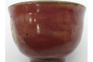 重要無形文化財　人間国宝　島岡達三　辰砂釉　赤絵　草花文　深みのある色合いが素敵なぐい呑(酒器、ぐい呑み、和食器、共箱付き)(R-074571)