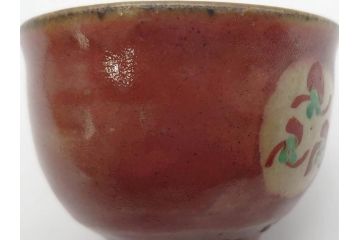 重要無形文化財　人間国宝　島岡達三　辰砂釉　赤絵　草花文　深みのある色合いが素敵なぐい呑(酒器、ぐい呑み、和食器、共箱付き)(R-074571)