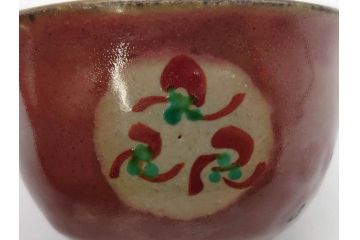 重要無形文化財　人間国宝　島岡達三　辰砂釉　赤絵　草花文　深みのある色合いが素敵なぐい呑(酒器、ぐい呑み、和食器、共箱付き)(R-074571)
