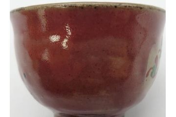 重要無形文化財　人間国宝　島岡達三　辰砂釉　赤絵　草花文　深みのある色合いが素敵なぐい呑(酒器、ぐい呑み、和食器、共箱付き)(R-074571)