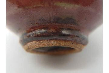 重要無形文化財　人間国宝　島岡達三　辰砂釉　赤絵　草花文　深みのある色合いが素敵なぐい呑(酒器、ぐい呑み、和食器、共箱付き)(R-074571)