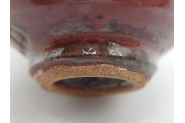 重要無形文化財　人間国宝　島岡達三　辰砂釉　赤絵　草花文　深みのある色合いが素敵なぐい呑(酒器、ぐい呑み、和食器、共箱付き)(R-074571)