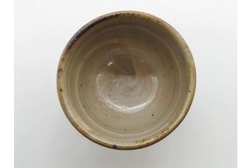 重要無形文化財　人間国宝　島岡達三　辰砂釉　赤絵　草花文　深みのある色合いが素敵なぐい呑(酒器、ぐい呑み、和食器、共箱付き)(R-074571)
