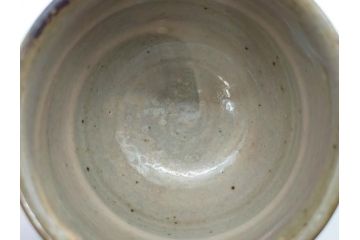 重要無形文化財　人間国宝　島岡達三　辰砂釉　赤絵　草花文　深みのある色合いが素敵なぐい呑(酒器、ぐい呑み、和食器、共箱付き)(R-074571)