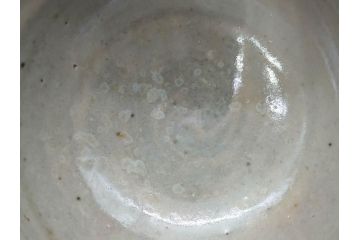 重要無形文化財　人間国宝　島岡達三　辰砂釉　赤絵　草花文　深みのある色合いが素敵なぐい呑(酒器、ぐい呑み、和食器、共箱付き)(R-074571)